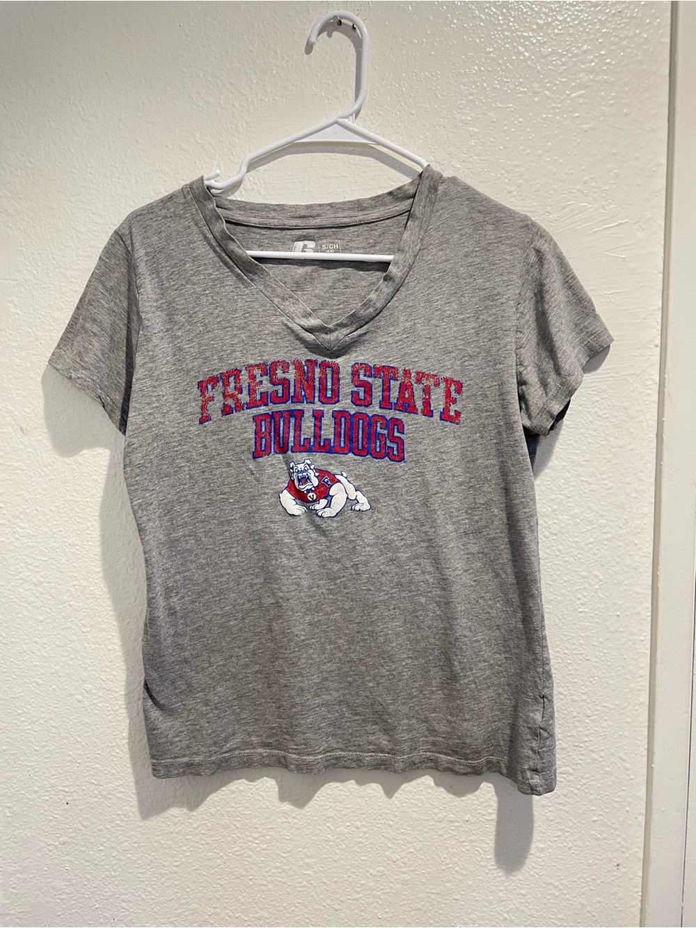 🐾 Fresno State Bulldogs V-Neck Graphic Tee Gray S 🏈